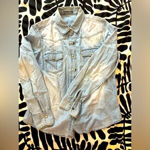 Suzy Shier Western style L shirt with snap buttons.